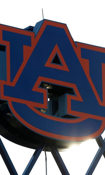 Auburn equipment manager uses custom play card to pop the question